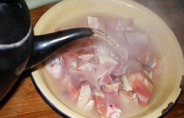 Pork Boiled in Water, Thought to be Clean but Absorbing More Dirt: This is the Right Way to Do It