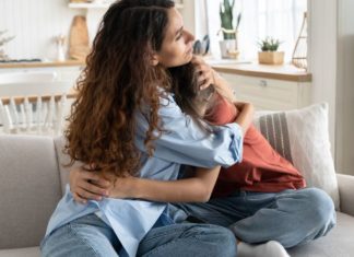 5 Moments when Mother’s Hugs have Unmissable Benefits