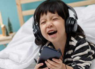 “7 Easy and Effective English Learning Apps through Songs”