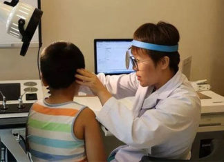 A mother’s clever way to save her child from a bug crawling into their ear