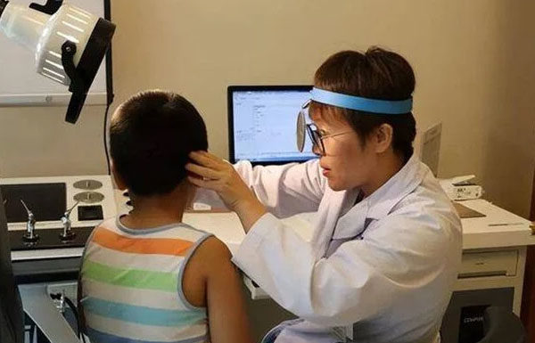 A mother’s clever way to save her child from a bug crawling into their ear