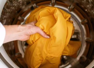 Heavy rain caused by storm No. 1, see tips for removing odors to keep raincoats clean and fresh.