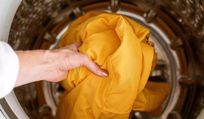 Heavy rain caused by storm No. 1, see tips for removing odors to keep raincoats clean and fresh.