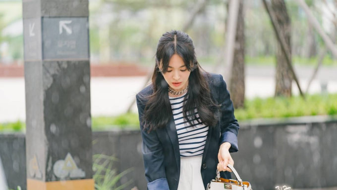 Song Hye Kyo’s Stylish and Captivating Style Transformation Tips with Black Coats