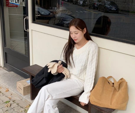 5 Stylish and Minimalistic Sweaters for Fashion-Forward Women