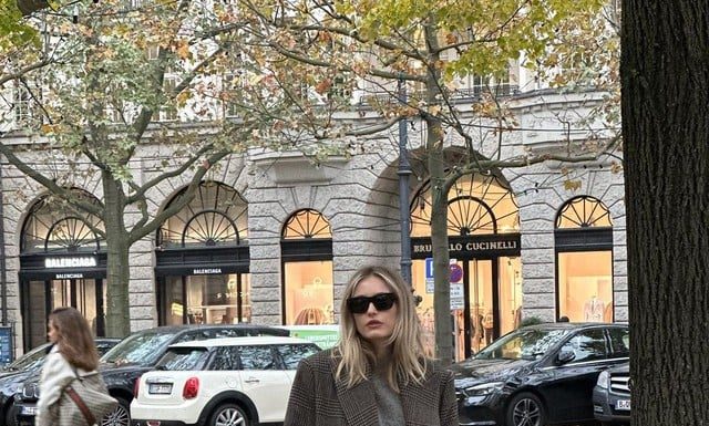 Learn how to style your trench coat beautifully and stay warm in 10-degree Celsius weather.