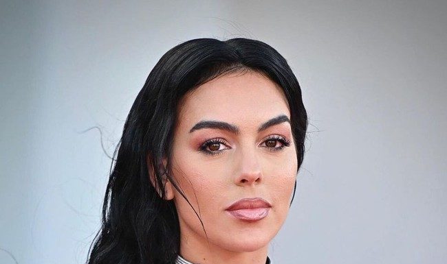 Gaze upon Cristiano Ronaldo’s girlfriend’s stunning 12 billion VND jewelry and fashion collection.