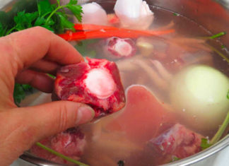 Bone broth is not only made with water and salt: Adding this vegetable makes it clear, flavorful, and delicious.