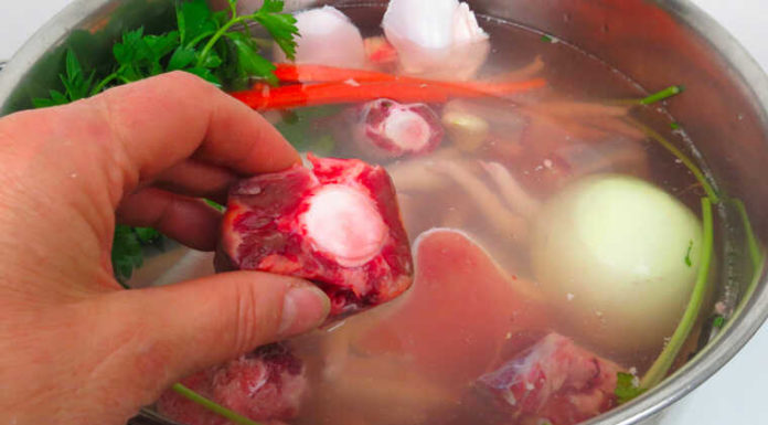 Bone broth is not only made with water and salt: Adding this vegetable makes it clear, flavorful, and delicious.