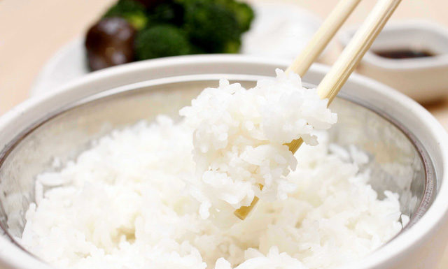 Cooking rice with just cold water is the wrong way: Add this ingredient for fragrant, tender, and nutritious rice that lasts without worrying about spoilage.