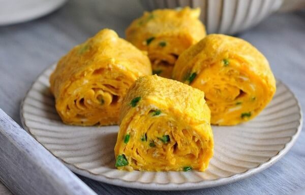 Frying eggs with just cooking oil and onions is not enough: Add this ingredient to make it even better with 2 to 4 eggs.