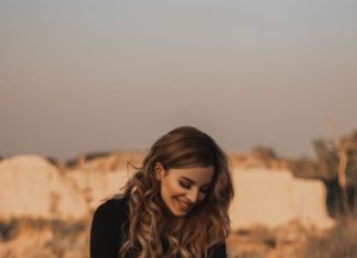 How to easily create cool poses for women in photos that anyone can do.