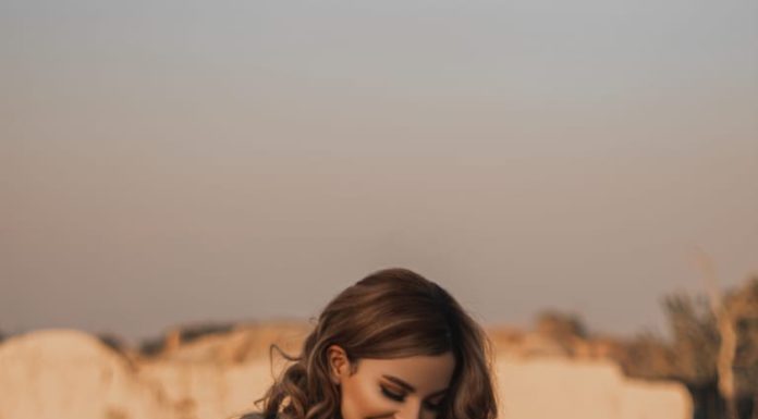 How to easily create cool poses for women in photos that anyone can do.