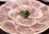 Adding onions to boiling pork legs with salt is not enough: Add this ingredient to make the meat flavorful and crispy.
