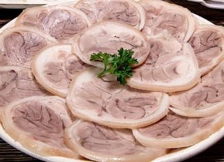 Adding onions to boiling pork legs with salt is not enough: Add this ingredient to make the meat flavorful and crispy.