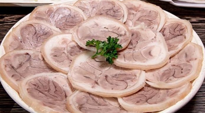 Adding onions to boiling pork legs with salt is not enough: Add this ingredient to make the meat flavorful and crispy.