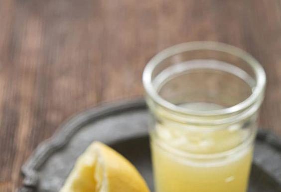 Revealing the tricks to use lime for nourishing shiny and healthy hair, eliminating itchy dandruff