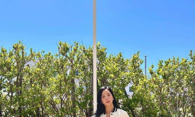 Jisoo BLACKPINK endorses a game-changing fashion item for age-defying and figure-enhancing results