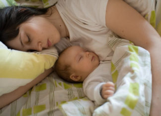 Is it better for a child to sleep with their mother or sleep separately from a young age? Clear differences between two children