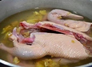 Duck boiling with cold water and ginger alone is not enough: Adding this step will make the dish aromatic, free from any unpleasant smell