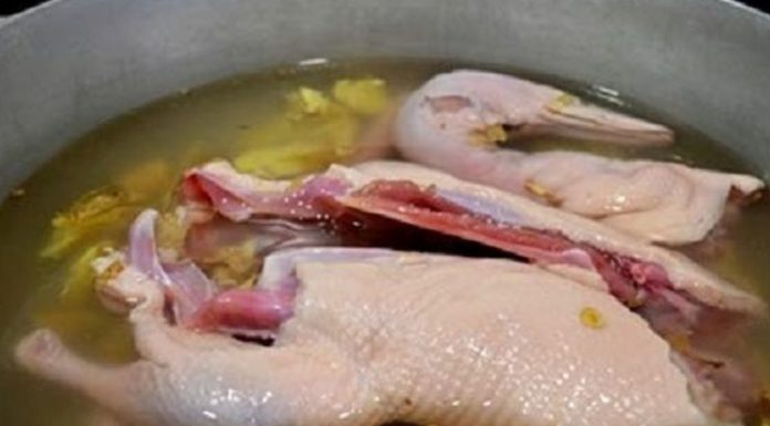 Duck boiling with cold water and ginger alone is not enough: Adding this step will make the dish aromatic, free from any unpleasant smell
