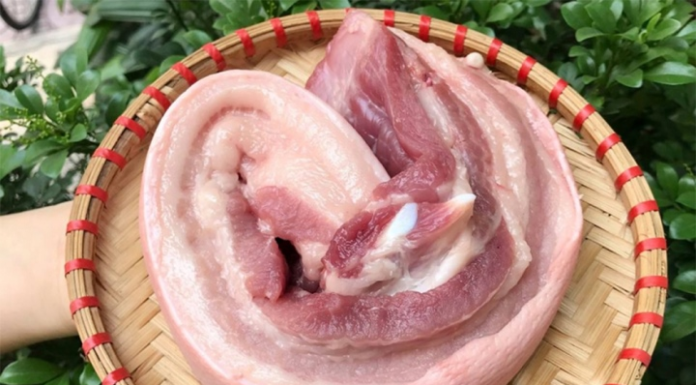 The meat in the market has this distinct feature, clearly indicating it as “homegrown pork”, with no fear of weight gain.