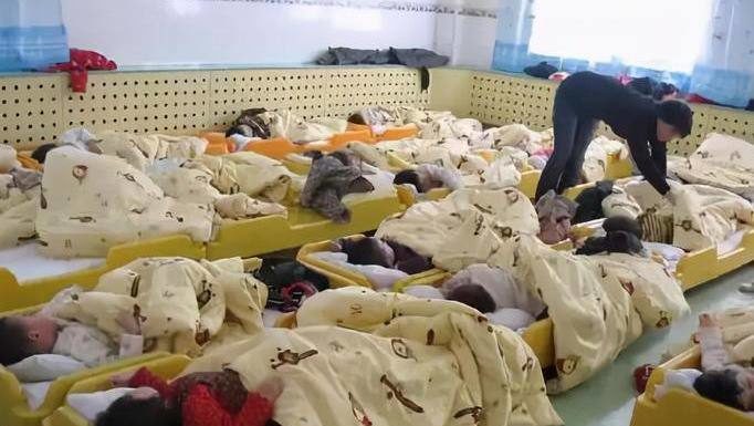 Three-year-old praised by teacher for excellent nap behavior, prompting immediate school transfer by mother