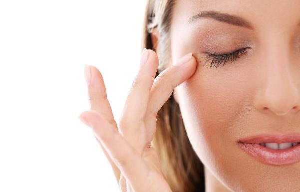 How to properly care for the delicate and sensitive skin around the eyes