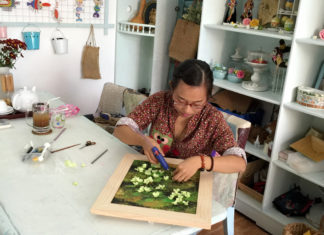 The girl makes clay ‘blossom’