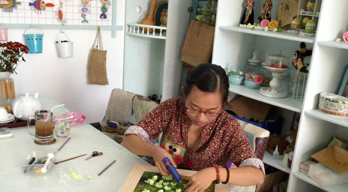The girl makes clay ‘blossom’