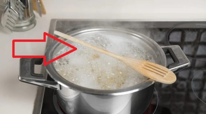 Place a wooden spoon over a boiling pot, a simple trick that everyone should know