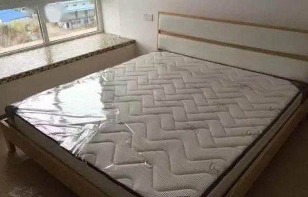 Should I remove the packaging film from the newly purchased mattress? The answer will surprise you.