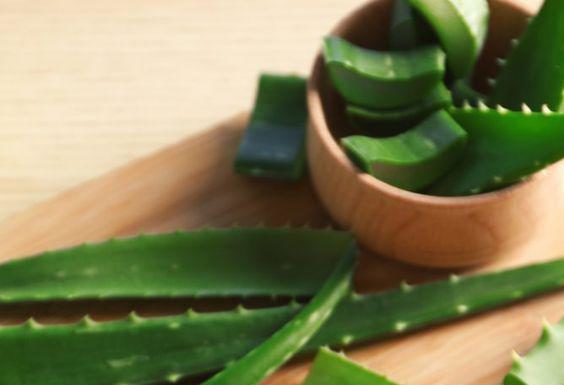 Homemade Hair Spray Using Affordable Ingredients for Hair Repair