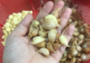 Small tips to peel garlic effortlessly, even children can help