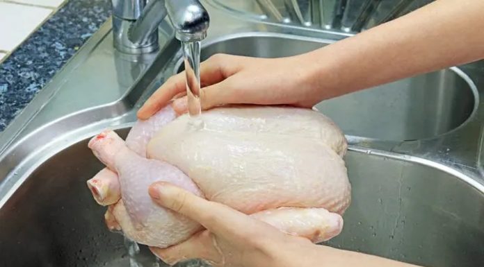 Is it safe to wash raw chicken directly under the tap water?