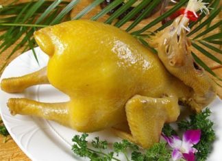 Don’t just focus on boiling chicken with water and onions: Add this ingredient to make the skin crispy and the meat tender