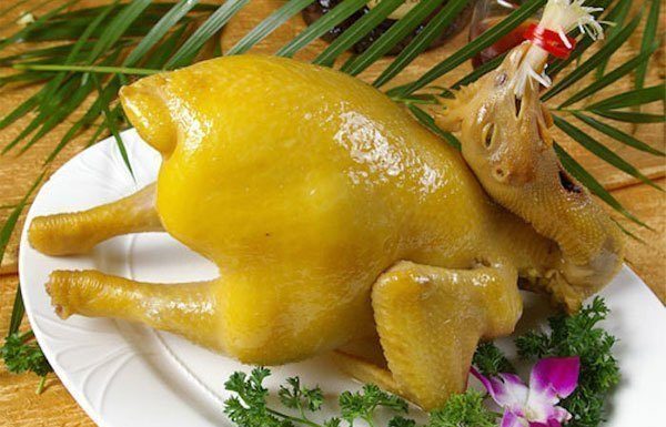 Don’t just focus on boiling chicken with water and onions: Add this ingredient to make the skin crispy and the meat tender