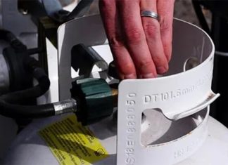 Should gas valves be turned off before or after turning off the gas stove?