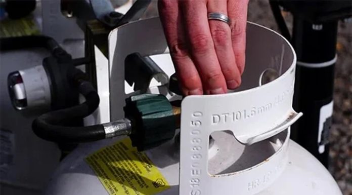 Should gas valves be turned off before or after turning off the gas stove?