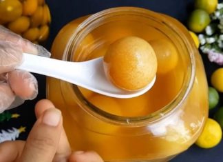 Fruit rich in vitamin C combined with chicken creates a delicious and heart-healthy dish