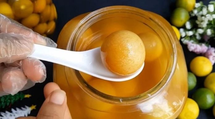 Fruit rich in vitamin C combined with chicken creates a delicious and heart-healthy dish