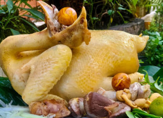 Don’t Chop the Boiled Chicken Right Away: Soak it in this type of water for crispy and tender skin without breaking it