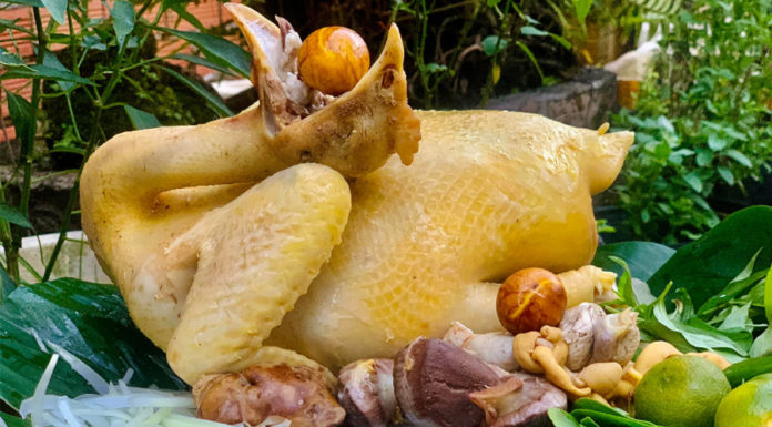 Don’t Chop the Boiled Chicken Right Away: Soak it in this type of water for crispy and tender skin without breaking it