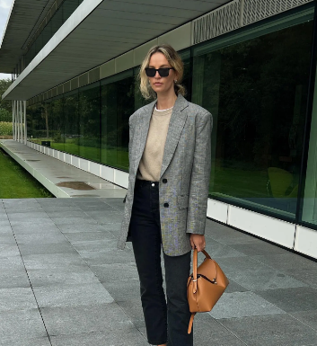 Fashion blogger with 1.2 million followers suggests 10 ways to style flat shoes for an absolutely perfect look