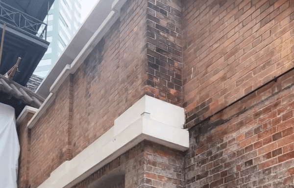 Hà Tăng’s suggestions for elegant black and white color combinations: simple yet striking.