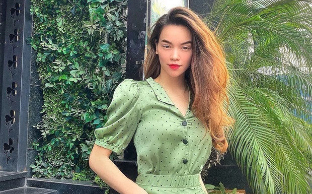 End of summer office look: Get fresh and energized with Hồ Ngọc Hà’s printed dresses