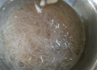 Does soaking rice noodles in hot or cold water make the fried spring rolls crispy and how long should it be soaked?