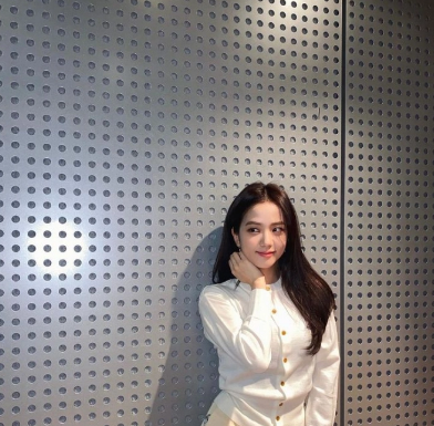 Stylish and feminine cardigan ideas for the fall-winter season, suggested by Jisoo from BLACKPINK