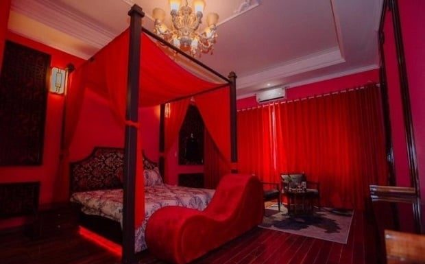 Why do love hotels arrange a curved chair like this? Is it difficult to clean the chair?