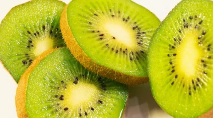 Why you should eat the skin when consuming kiwi fruit